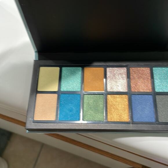 I Heart Revolution Mermaids Heart Eyeshadow Palette - Picture 4 of 5